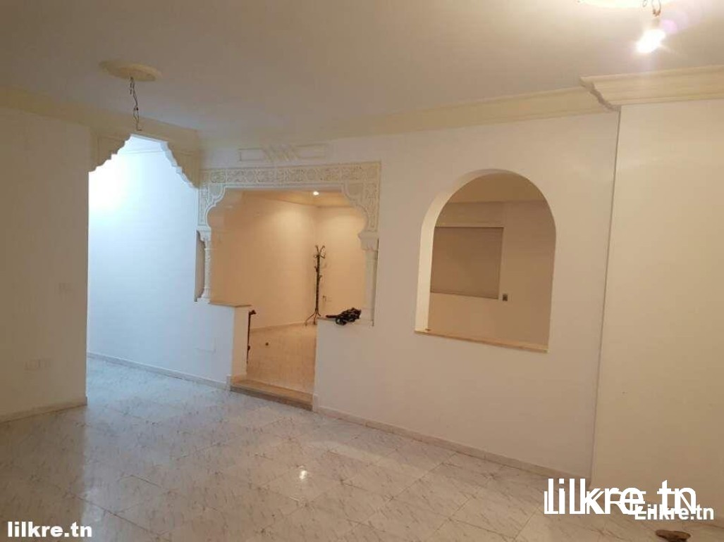 A louer une Très belle Maison S+4 à Ariana 