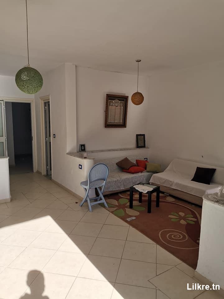 A louer un étage de villa S+1 à Soukra