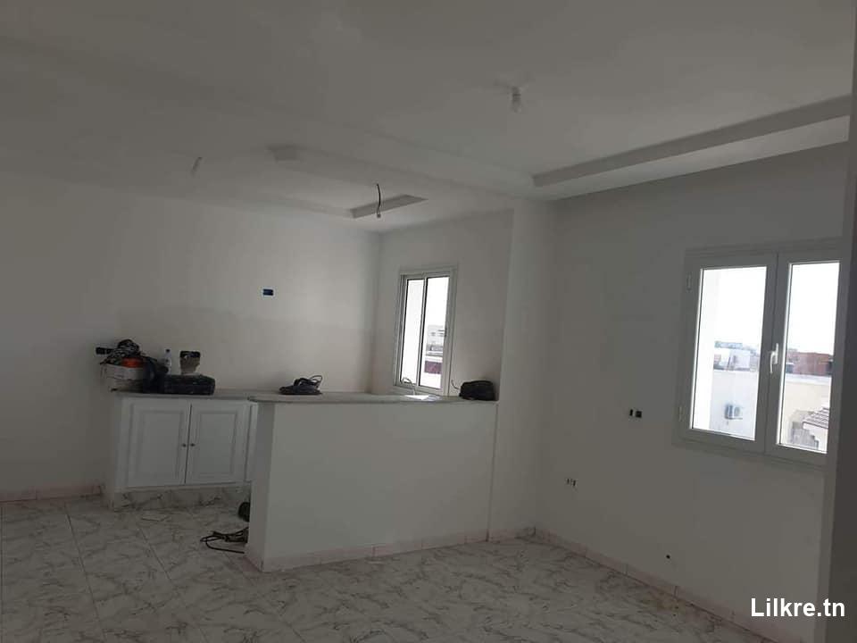 A louer une etage de villa  S+1 à Soukra