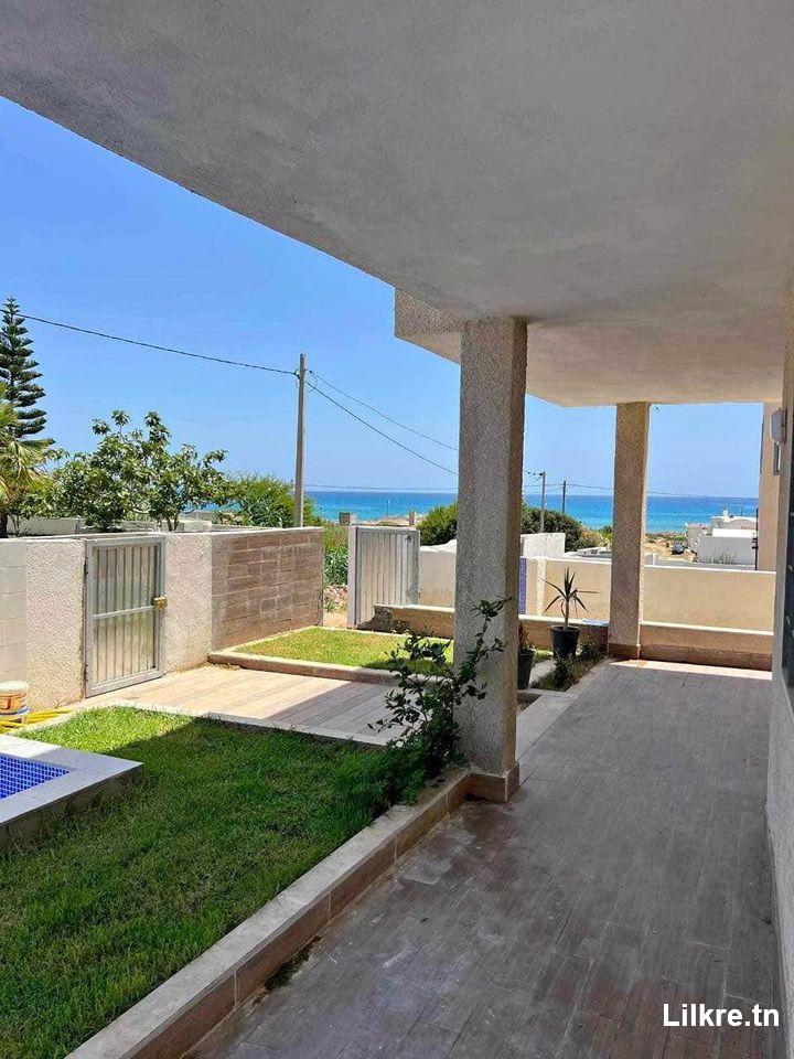 A louer une villa haut standing avec piscine  S+2  à el Haouaria 