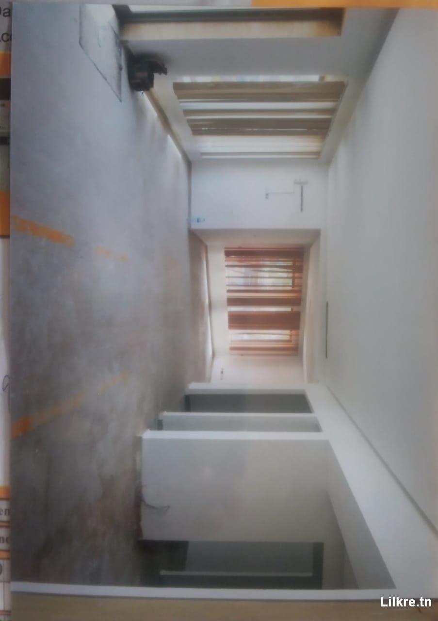 A louer un grand local commercial à Zahrouni dégagé .