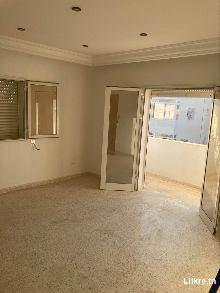 A louer un Etage de villa S+2 à La Soukra 