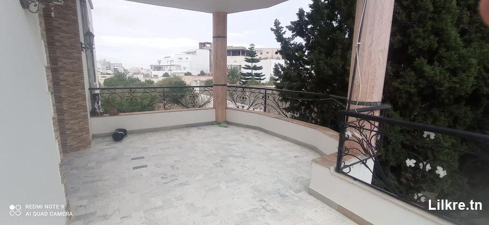 À louer un étage de Villa en S+3 à la Soukra Parc