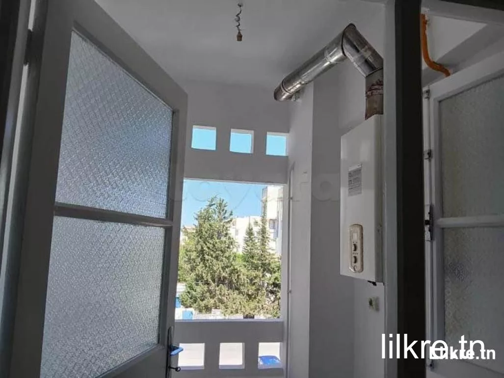A louer un Appartement S+3 à  cité Hedi Nouira Ariana 